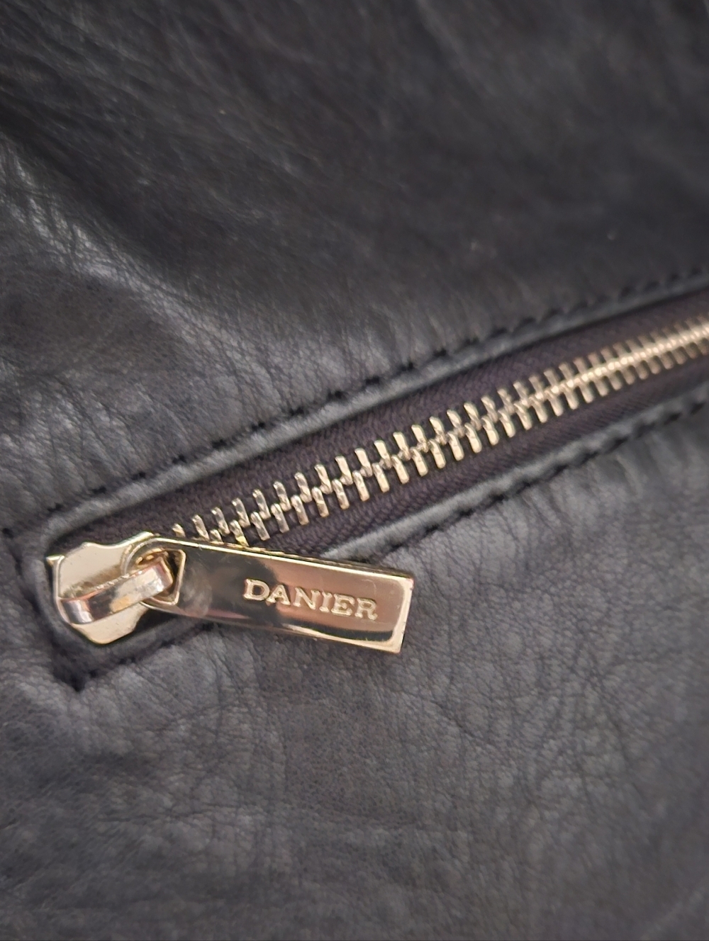 Danier 100% Leather Black  Classic Hobo Zipper  Bag Gold Hardware - Picture 9 of 14